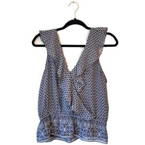 Evereve Women's Blue And White Geo Tile Print Ruffle Blouse Size L